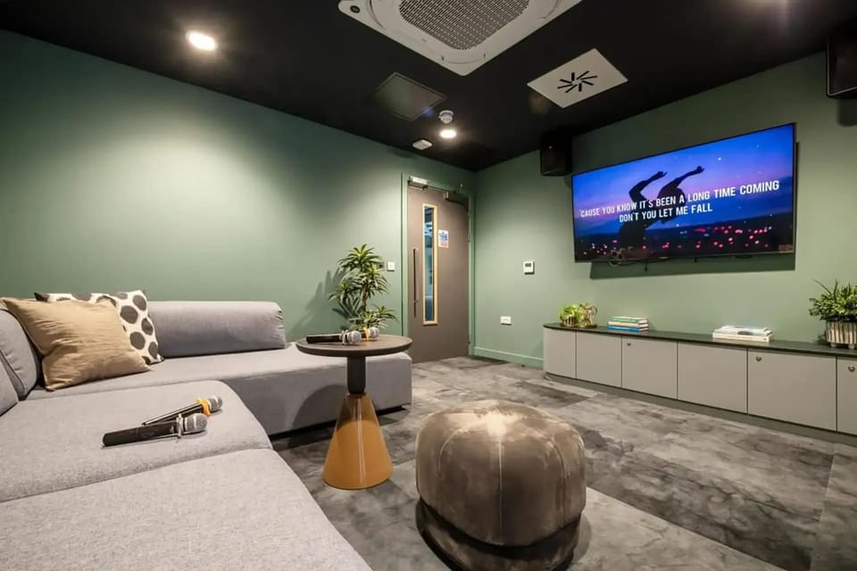 Communal lounge/ TV room