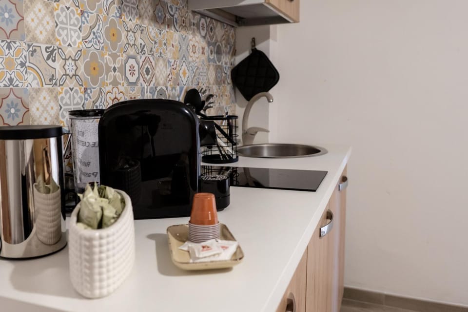 Coffee/tea facilities, Kitchen or kitchenette, stove, kitchen
