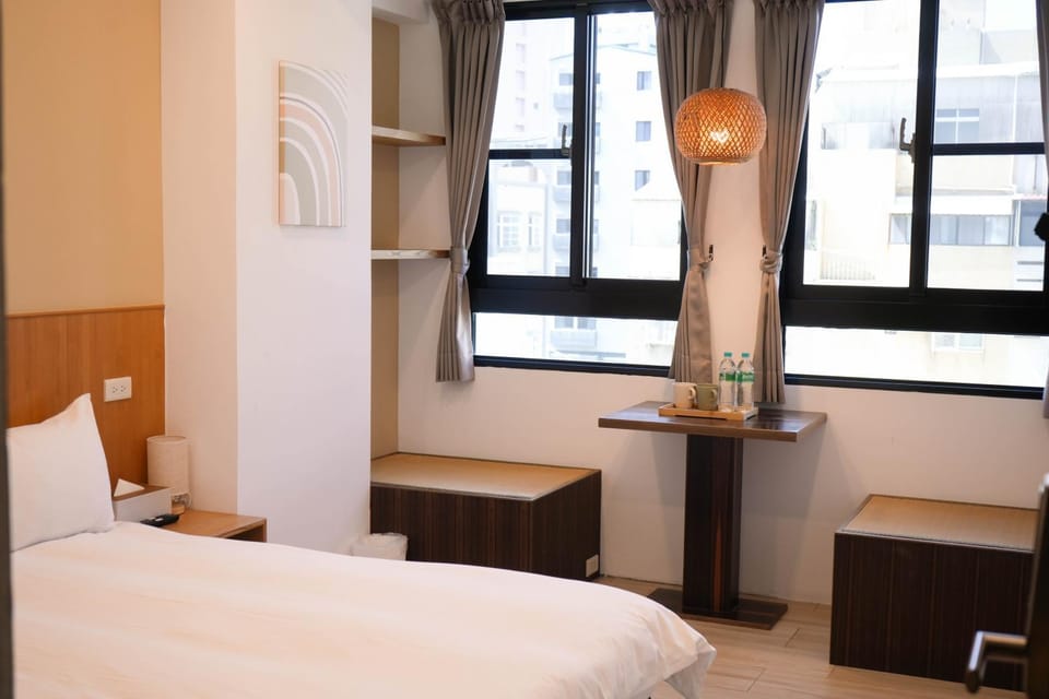Bed, Decorative detail, Seating area, Quiet street view