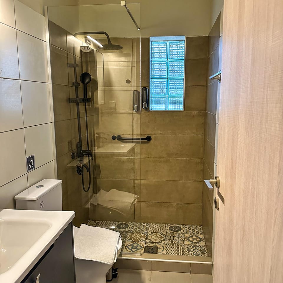 Shower, Toilet, Bathroom, towels