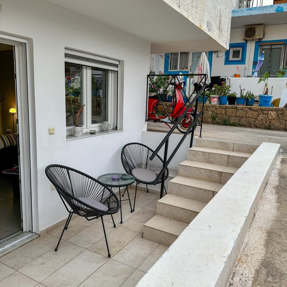 Property building, Patio, Balcony/Terrace