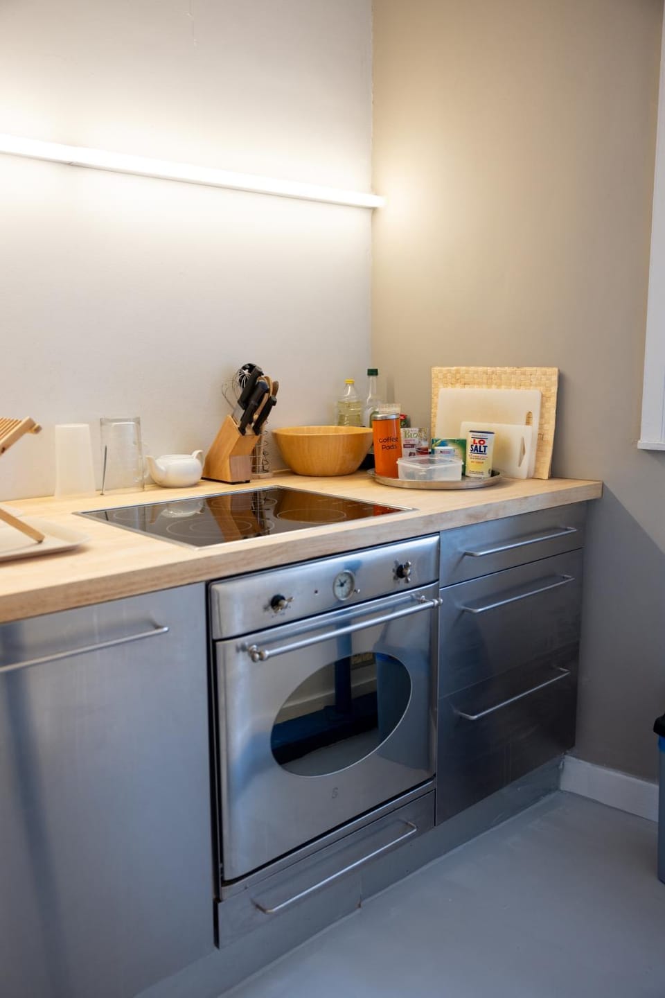 Kitchen or kitchenette, oven