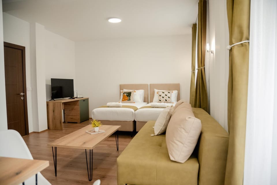 Communal lounge/ TV room, Bed, TV and multimedia, Living room, Photo of the whole room, Seating area, Evening entertainment, Bedroom