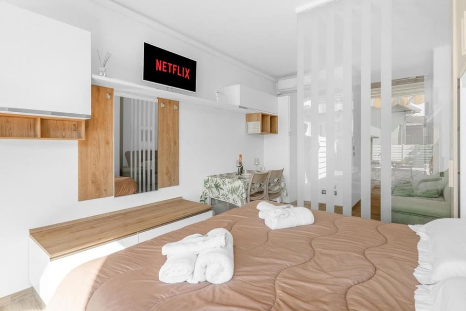 Bed, Photo of the whole room, Seating area, Bedroom, towels, air conditioner