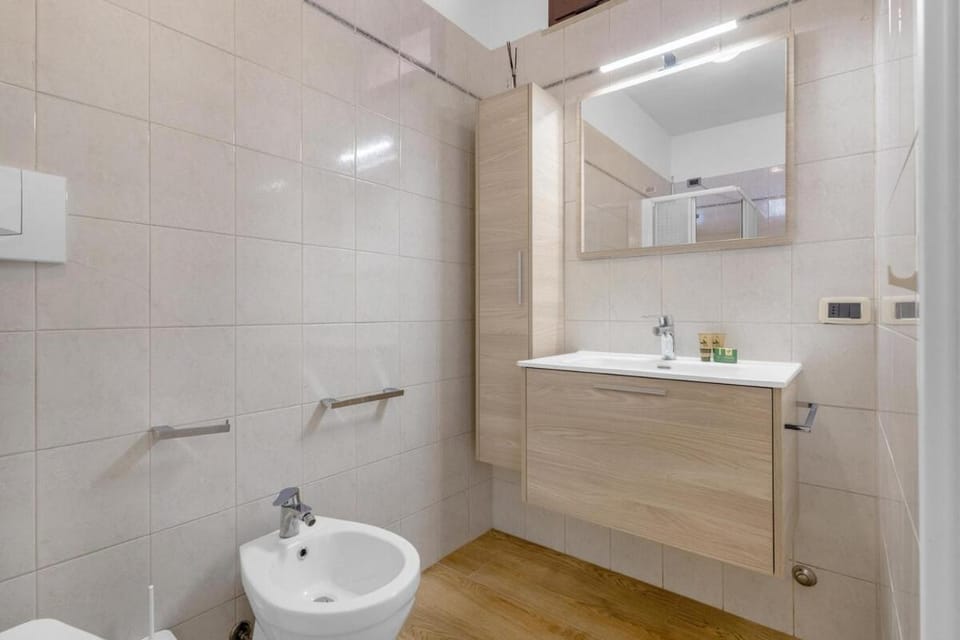 Shower, Toilet, Bathroom, bidet, towels