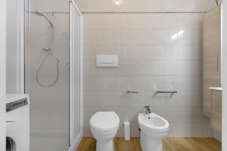 Shower, Toilet, Bathroom, bidet, towels