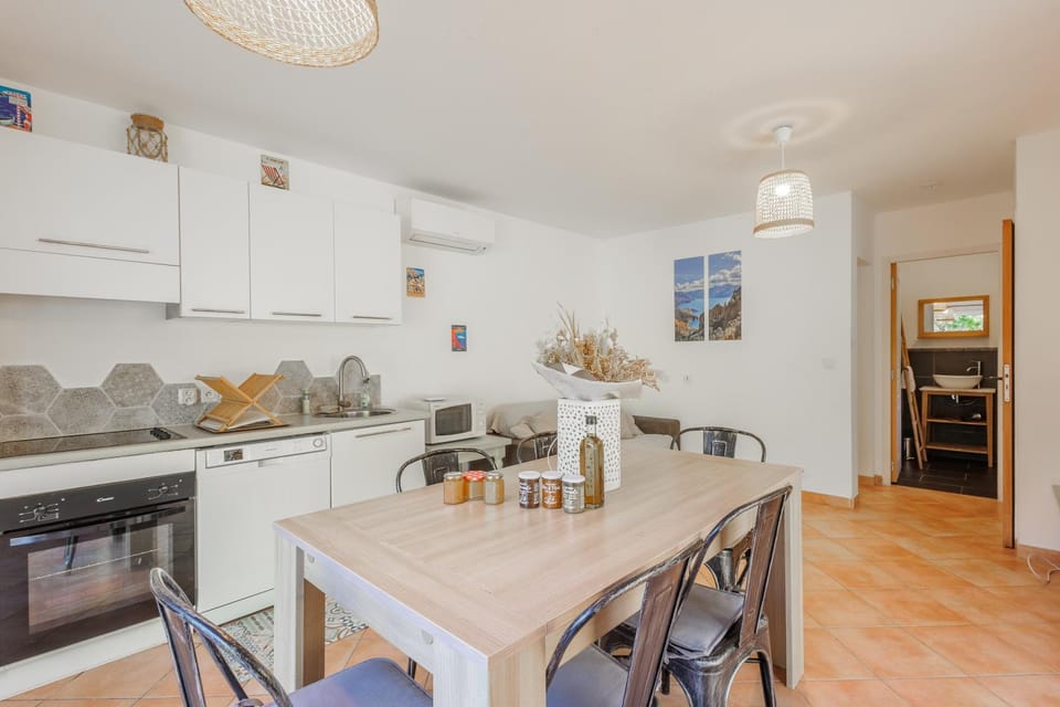 Kitchen or kitchenette, Dining area
