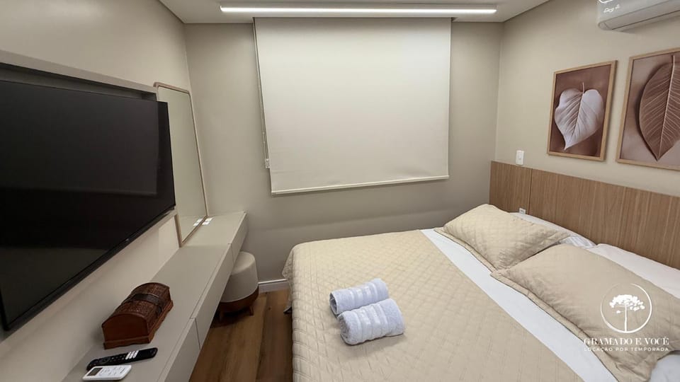 Bed, TV and multimedia, Photo of the whole room, Bedroom, towels, air conditioner