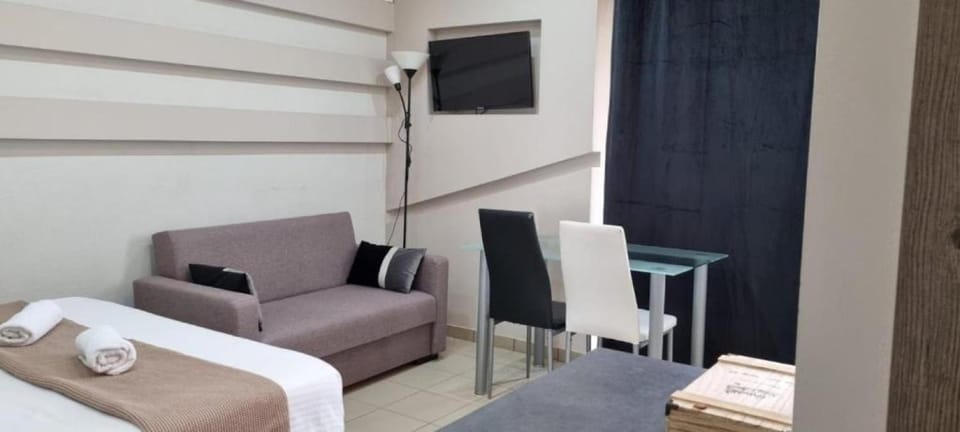 Bed, TV and multimedia, Living room, Bedroom