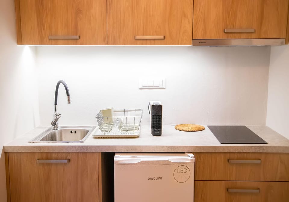 Coffee/tea facilities, Kitchen or kitchenette, stove