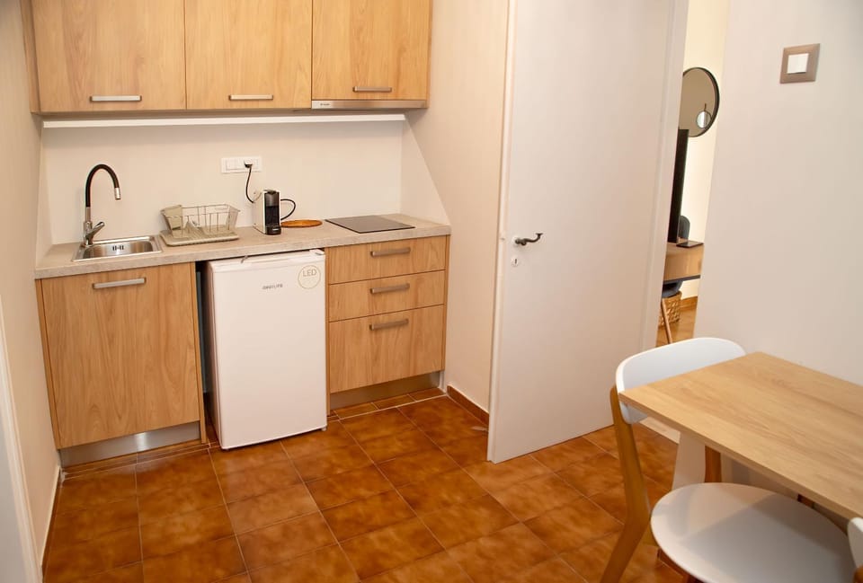 Coffee/tea facilities, Kitchen or kitchenette, stove