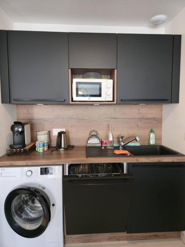 Coffee/tea facilities, Kitchen or kitchenette, dishwasher, oven, stove, washing machine