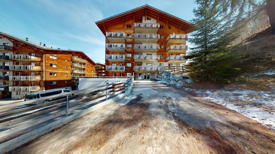 Property building, Facade/entrance, Off site