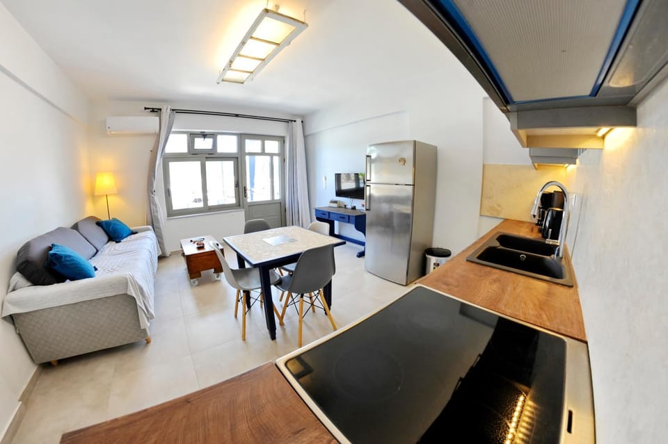 Kitchen or kitchenette, Seating area, Dining area