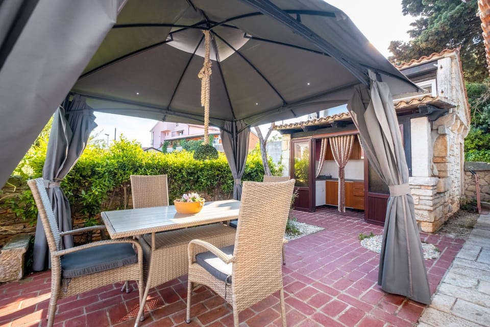 Garden, Garden, Kitchen or kitchenette, Seating area