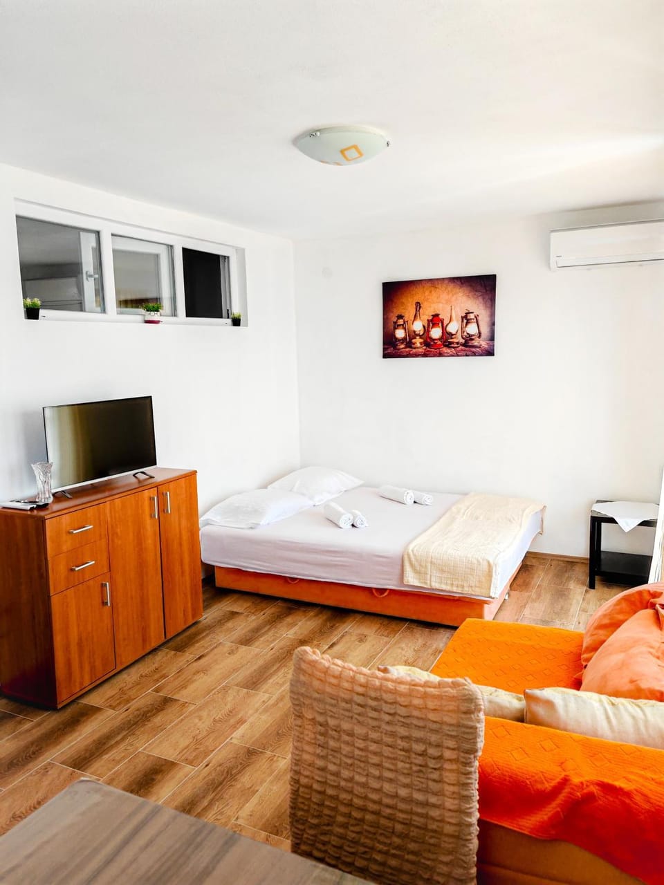 Bed, TV and multimedia, Living room, Seating area