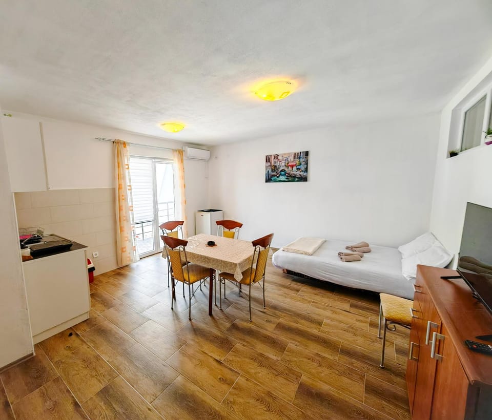 Bed, TV and multimedia, Kitchen or kitchenette, Living room, Photo of the whole room, Seating area, Dining area