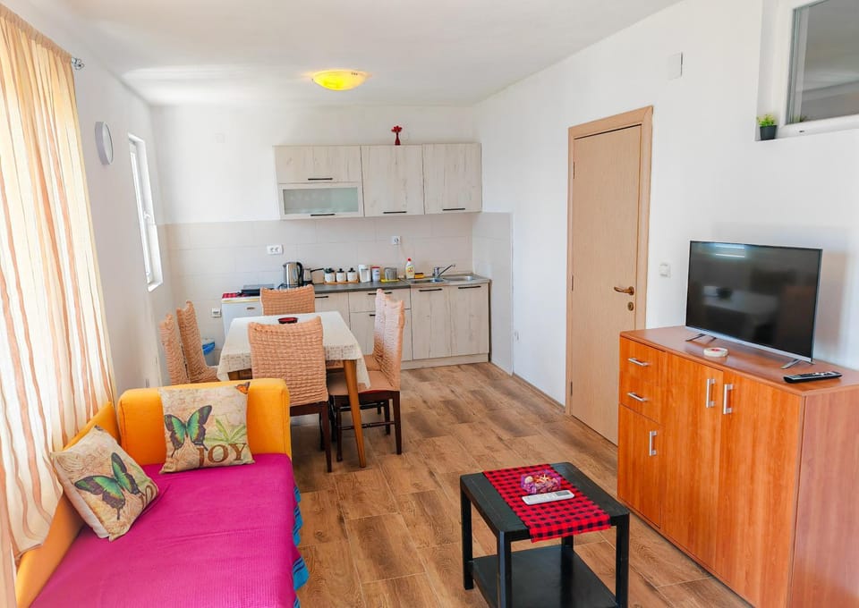 Communal lounge/ TV room, TV and multimedia, Kitchen or kitchenette, Living room, Seating area, Dining area, minibar, oven, stove