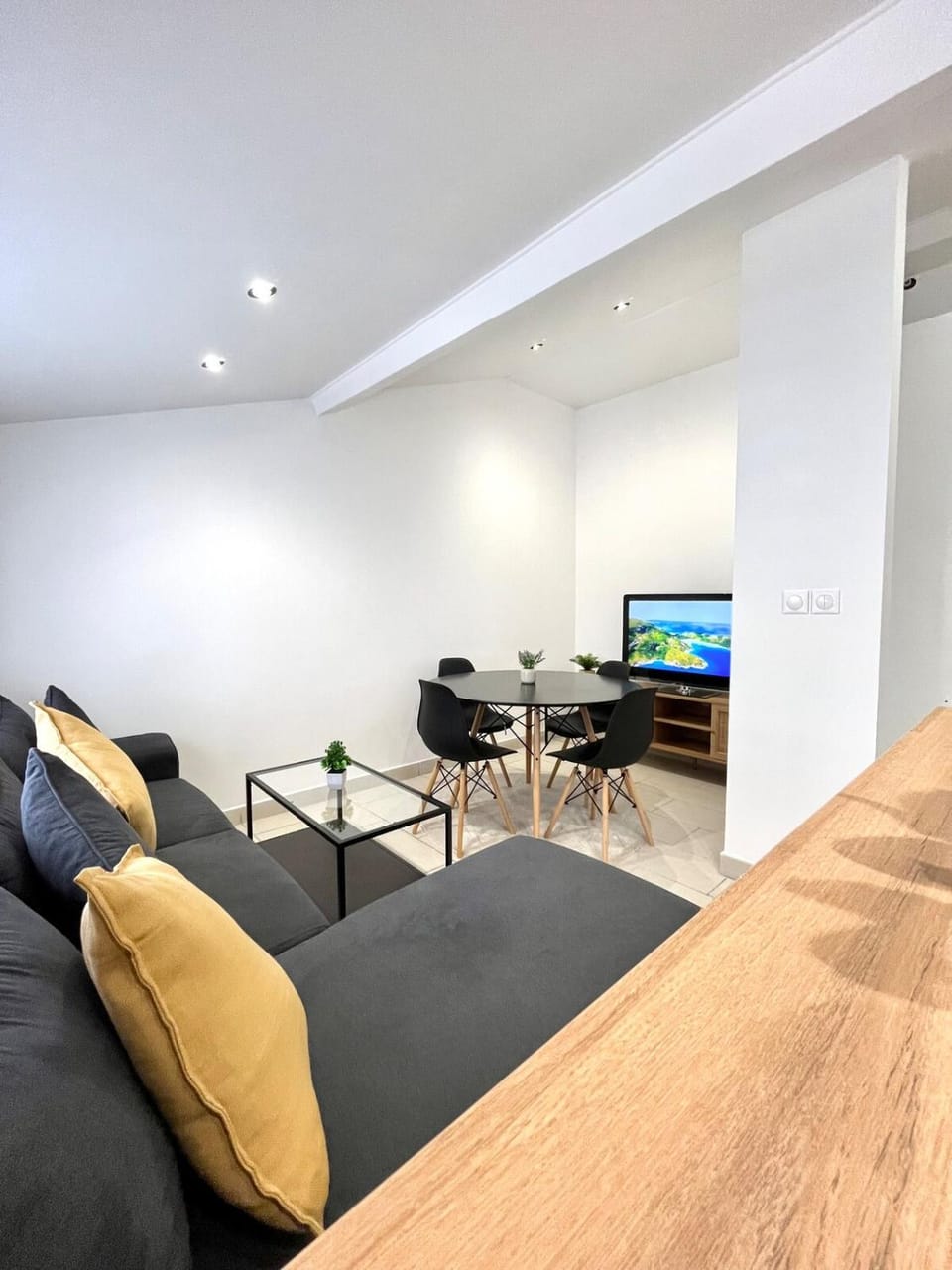 TV and multimedia, Living room, Dining area, heating, air conditioner