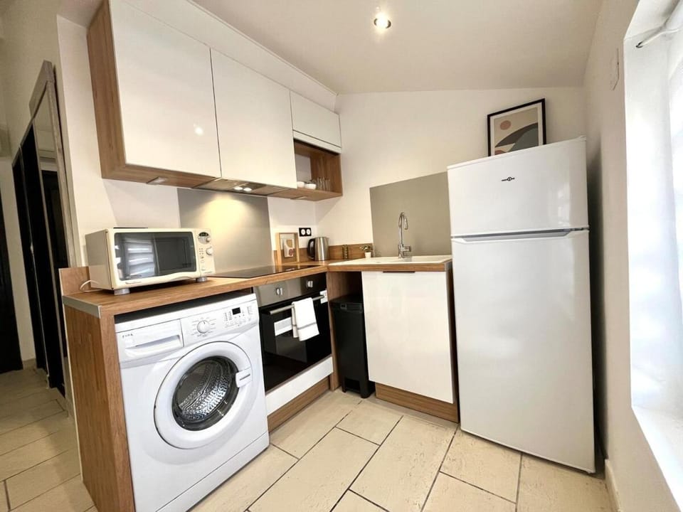 Coffee/tea facilities, heating, microwave, oven, stove, washing machine, kitchen, air conditioner