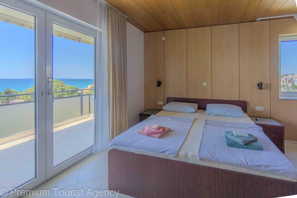 Bed, Balcony/Terrace, Photo of the whole room, Sea view, towels