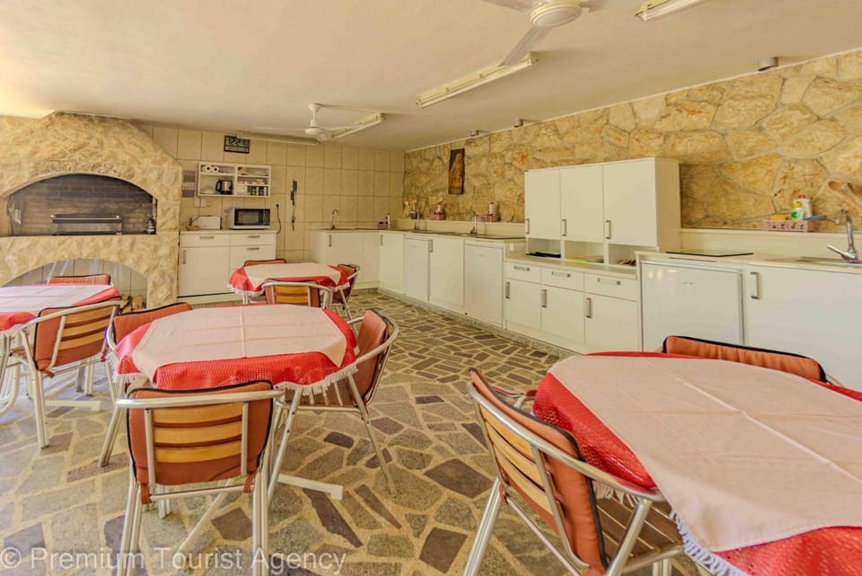 BBQ facilities, Kitchen or kitchenette, Dining area, Communal kitchen