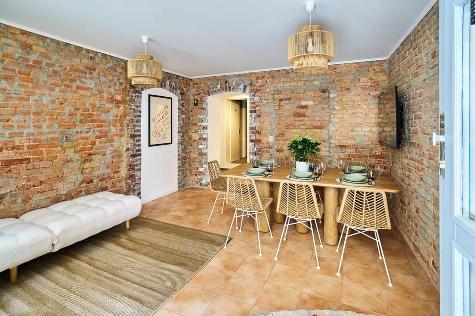 People, Living room, Food and drinks, Seating area, Dining area, Food