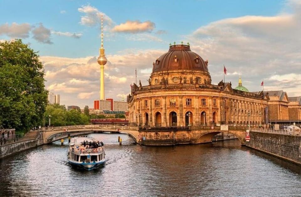 Nearby landmark, Natural landscape, Activities, City view, Landmark view, River view, Location, group of guests
