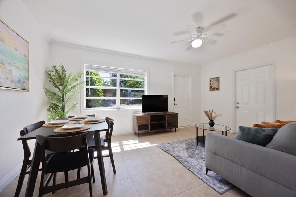 10 min to Las Olas and Beach WD 2 Bed House in Fort Lauderdale
