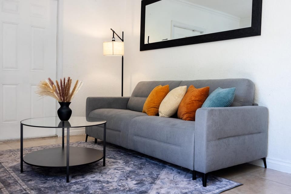 10 min to Las Olas and Beach WD 2 Bed House in Fort Lauderdale