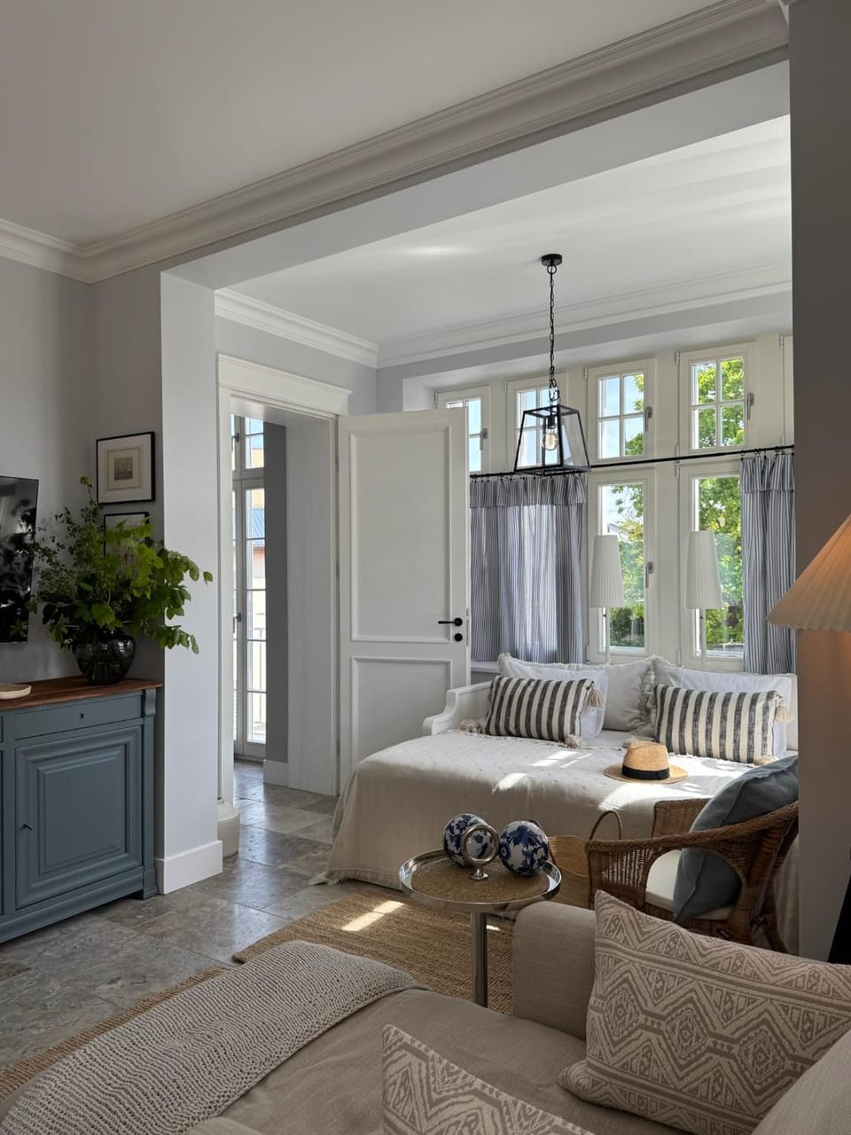 Bed, TV and multimedia, Living room, Decorative detail, Seating area