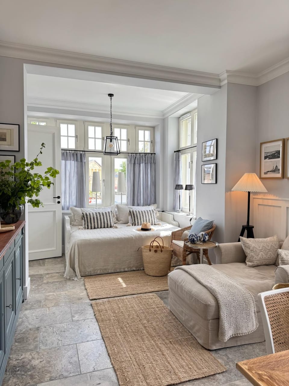 Communal lounge/ TV room, Bed, TV and multimedia, Living room, Photo of the whole room, Decorative detail, Seating area, internet