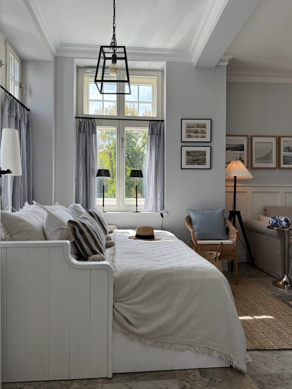 Communal lounge/ TV room, Bed, Living room, Photo of the whole room, Decorative detail, Seating area, internet