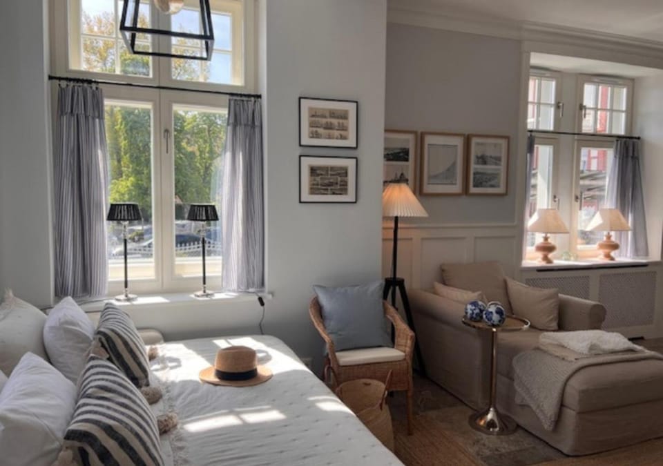 Bed, Living room, Other, Other, Decorative detail, Seating area, internet