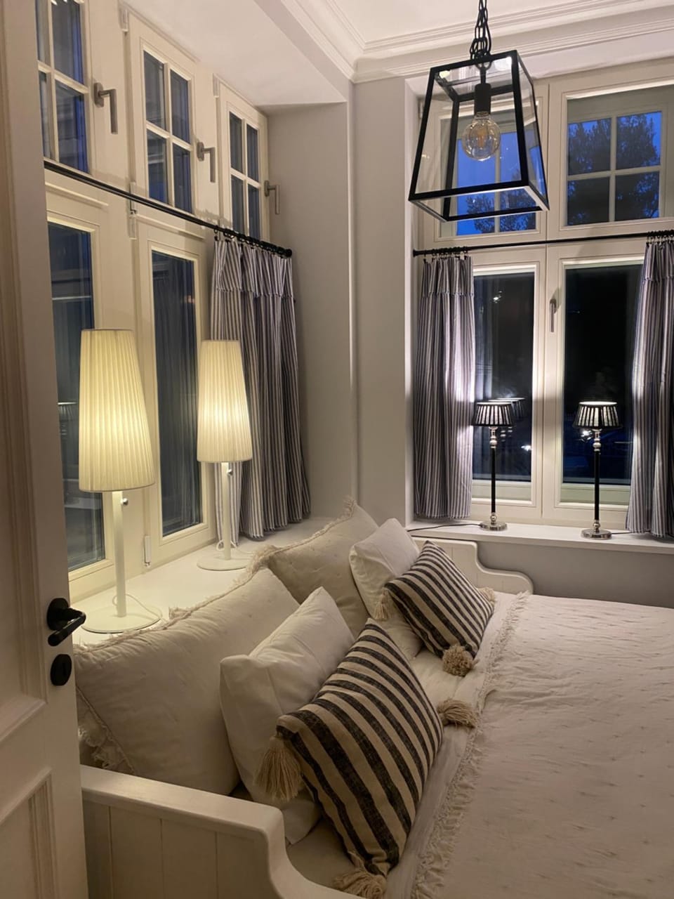 Bed, Living room, Other, Photo of the whole room, Decorative detail, Seating area, internet