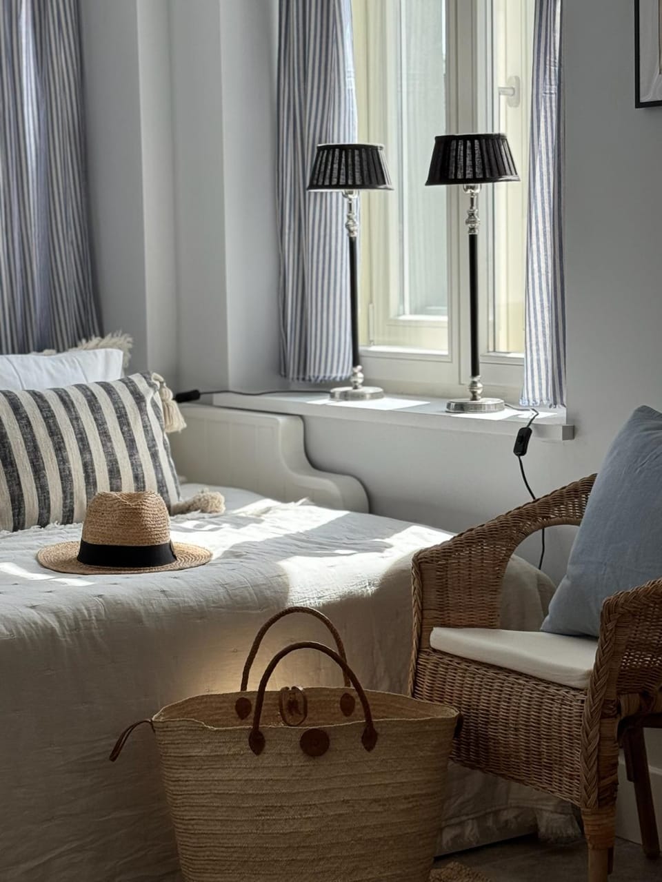 Communal lounge/ TV room, Bed, TV and multimedia, Living room, Photo of the whole room, Decorative detail, Seating area