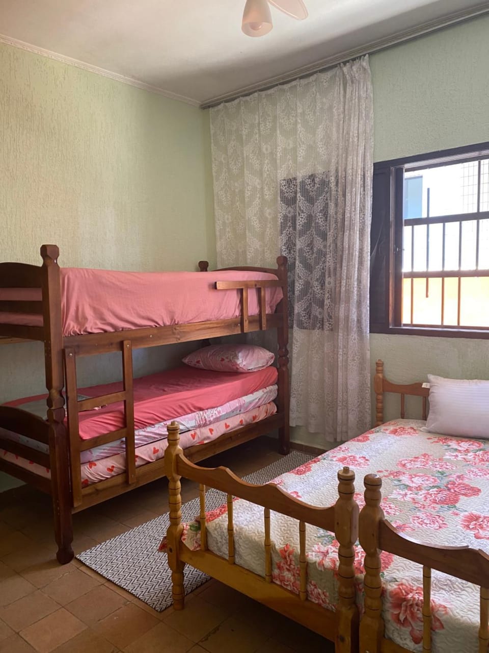 Casa pé na areia 50 metros do mar próximo a Plataforma de Pesca e Feirinha de Artesanato ótimo lugar para relaxar com a família House in Itanhaém