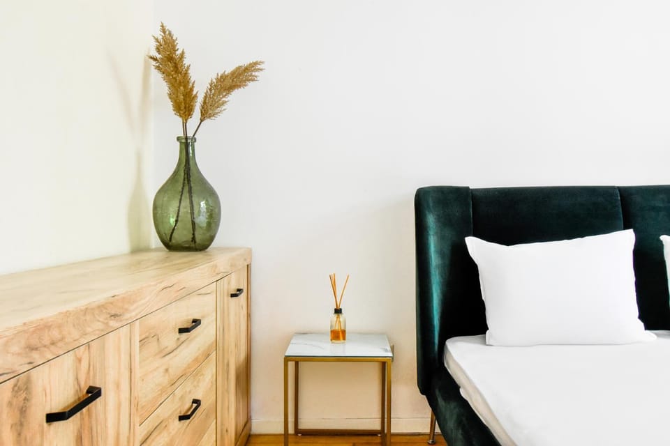 Photo of the whole room, Bedroom
