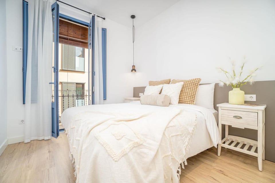 Bed, Photo of the whole room, Bedroom
