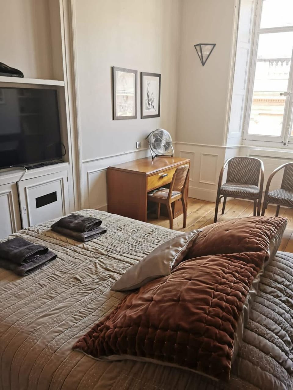 Bed, TV and multimedia, Photo of the whole room, Seating area, Bedroom