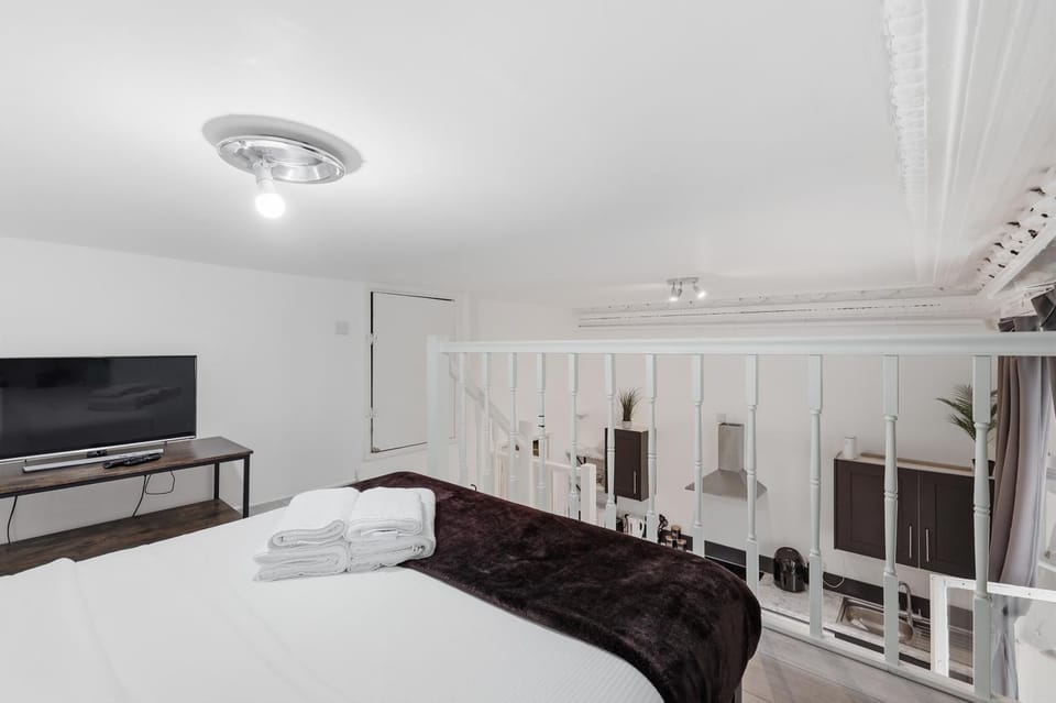 Communal lounge/ TV room, Bed, Photo of the whole room, Bedroom