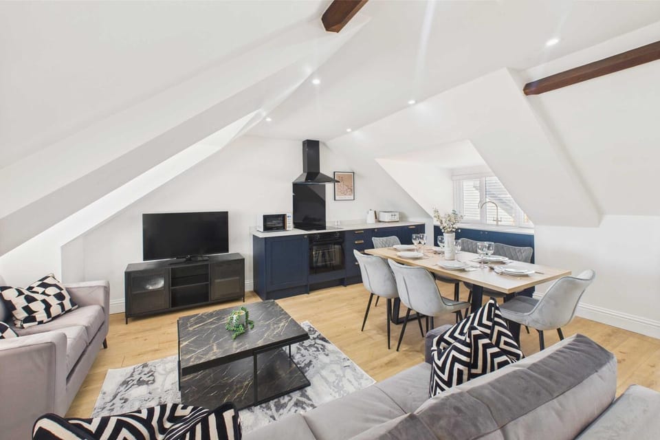 TV and multimedia, Kitchen or kitchenette, Living room, Seating area, Dining area
