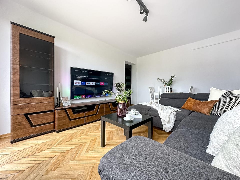 Communal lounge/ TV room, TV and multimedia, Living room, Seating area, Evening entertainment