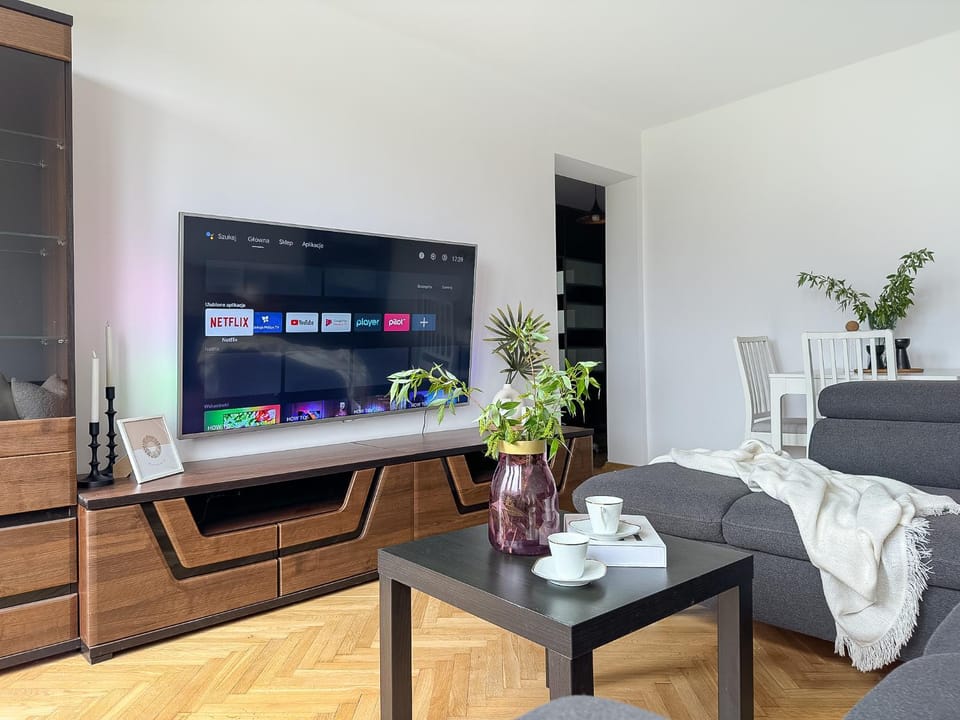 Communal lounge/ TV room, TV and multimedia, Living room, Seating area, Dining area, Evening entertainment