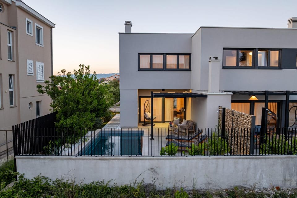 Property building, Facade/entrance, Off site