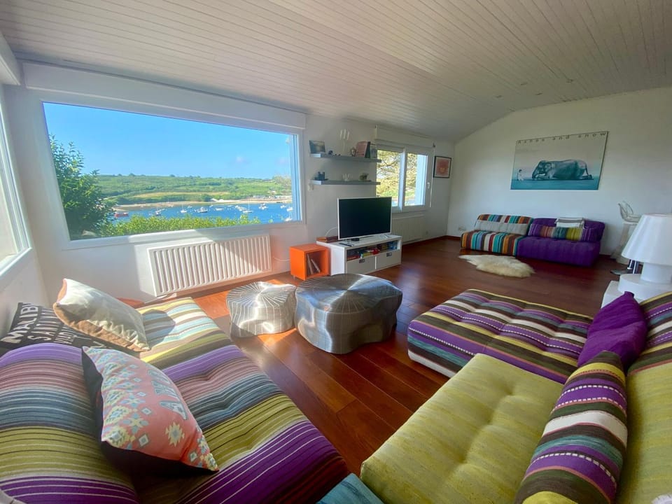 TV and multimedia, Seating area