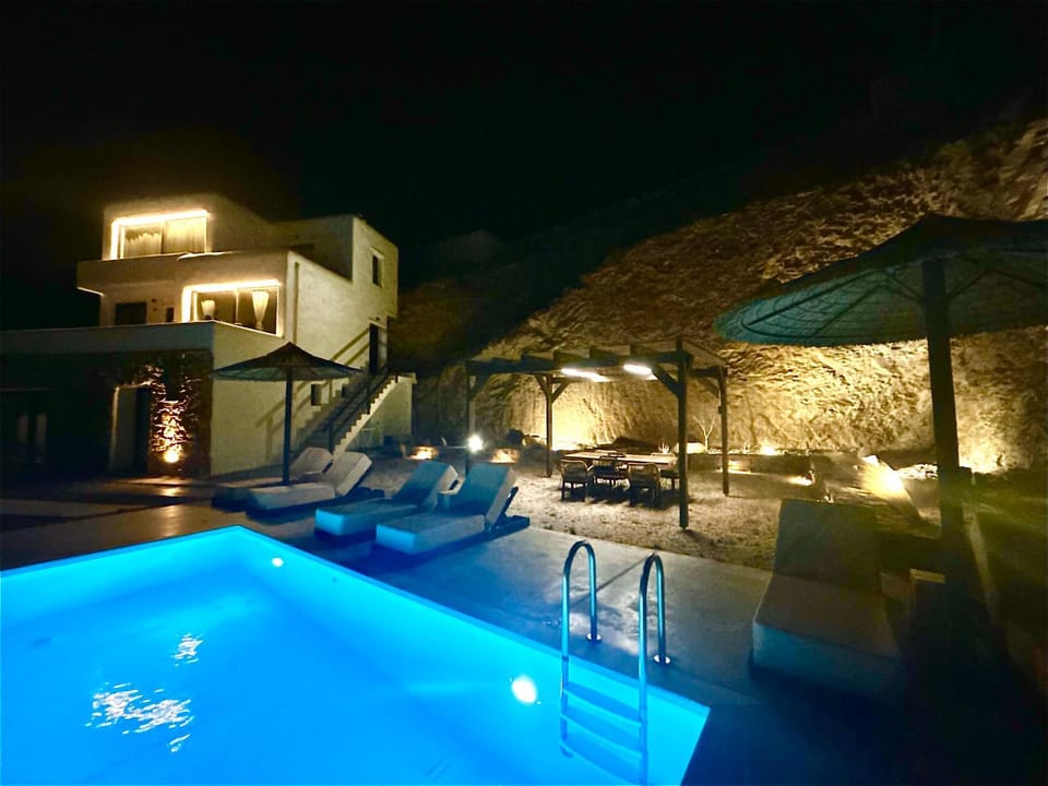 Property building, Natural landscape, Pool view, Swimming pool, sunbed