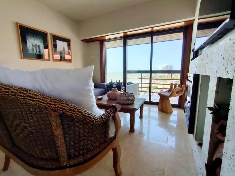View (from property/room), Balcony/Terrace, Living room