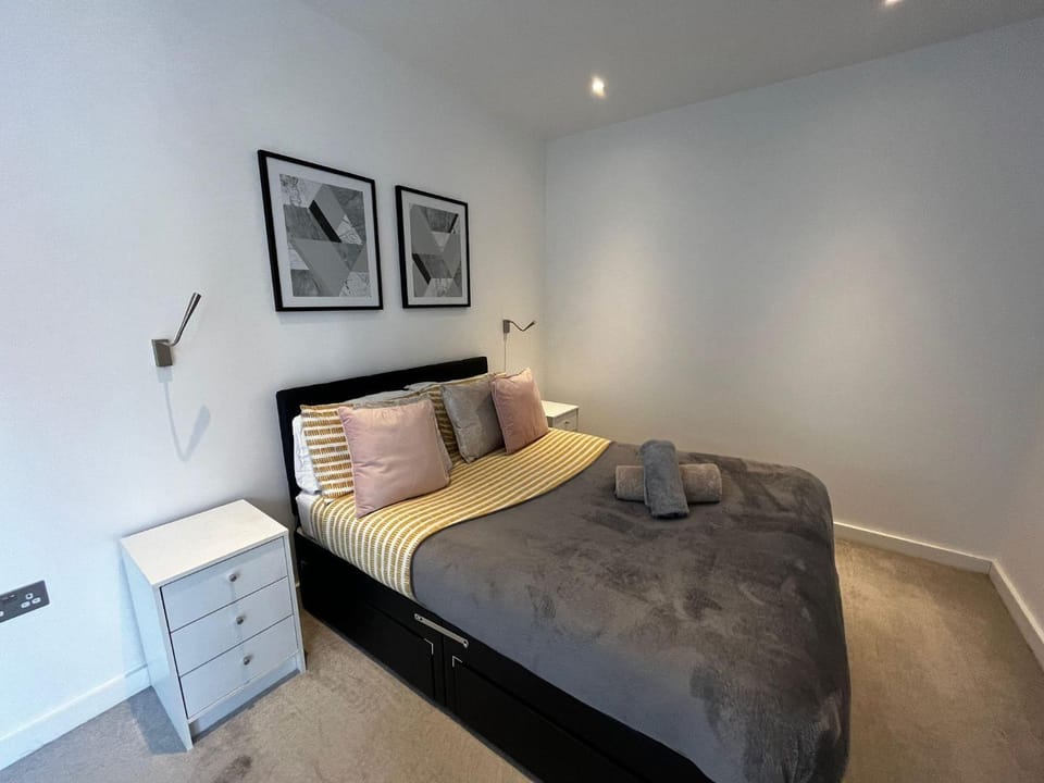 Bed, Bedroom, towels