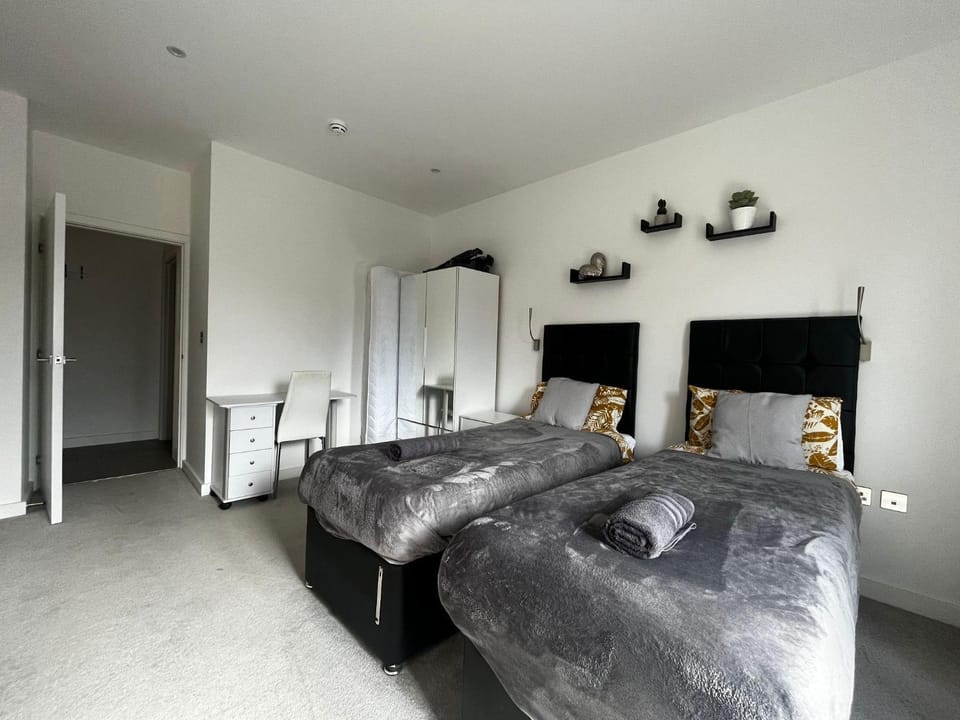 Bed, Bedroom, towels